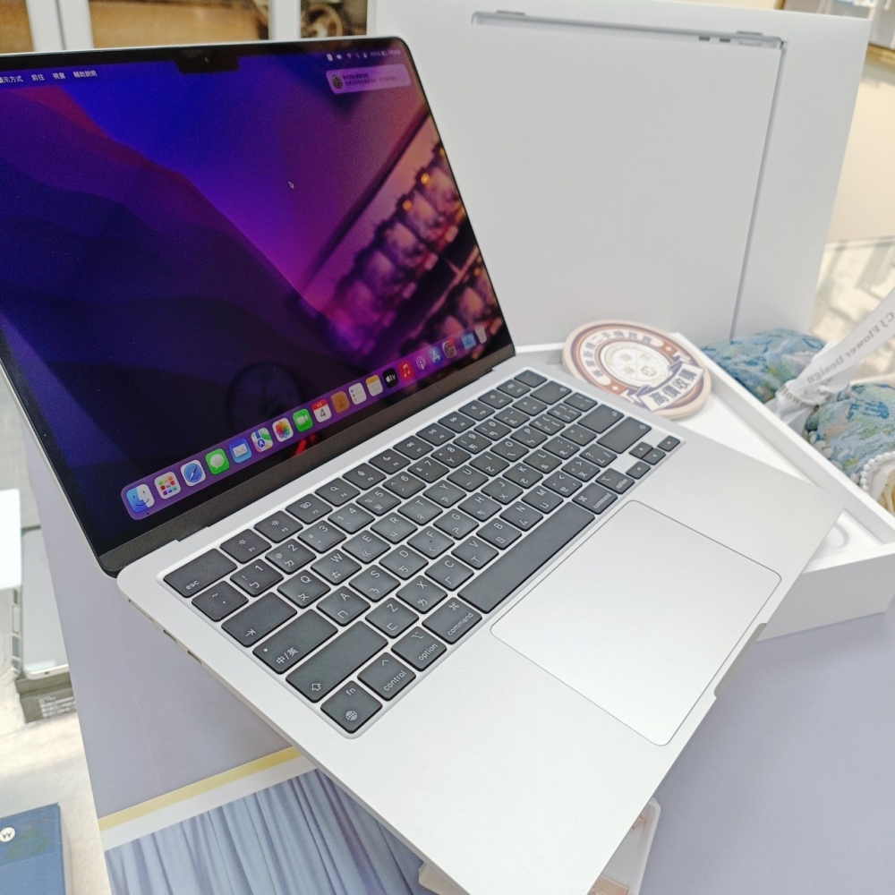 （歸仁）二手MacBook Air 256G銀色(有盒) (已過保) ＃TKQ9Q