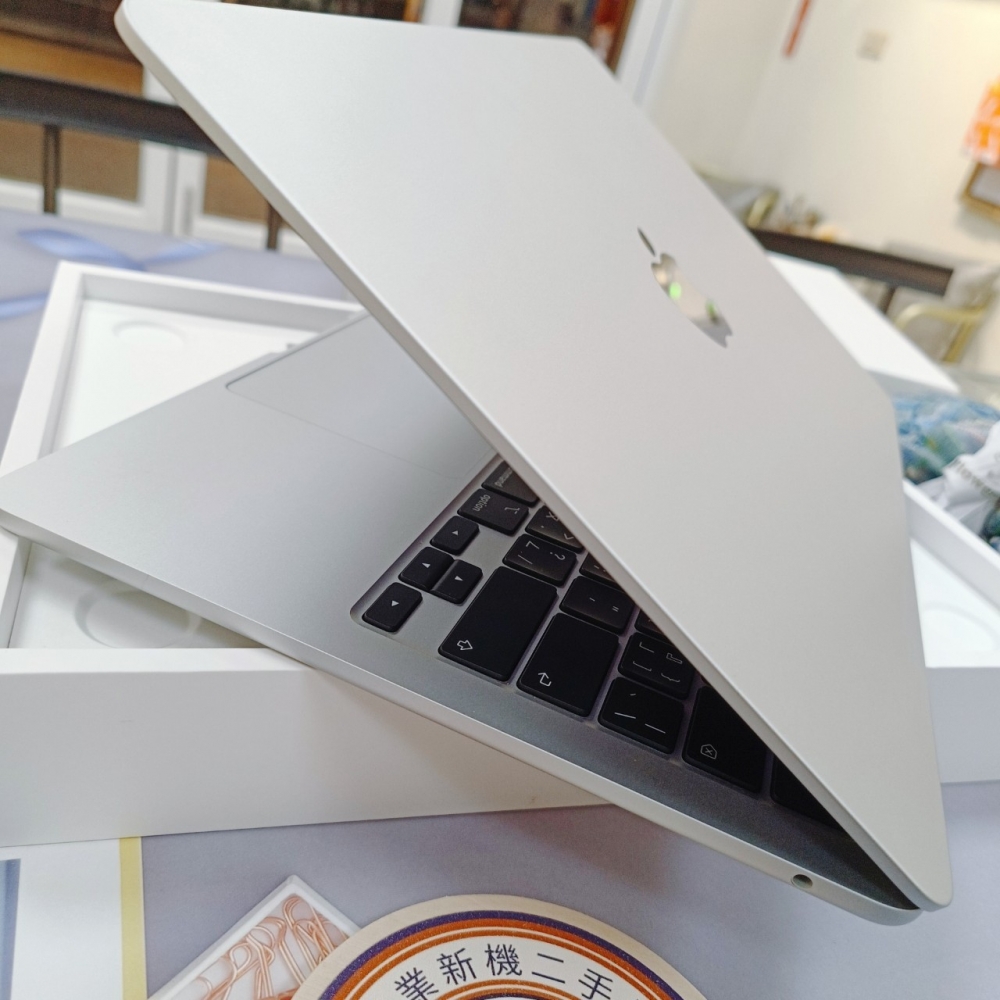 （歸仁）二手MacBook Air 256G銀色(有盒) (已過保) ＃TKQ9Q